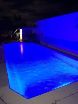 Piscine de l'établissement Grand Appartement (Haut de villa) proche de la mer ou située à proximité