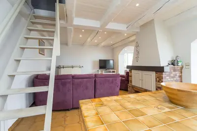 Télévision ou salle de divertissement dans l'établissement Grand Appartement (Haut de villa) proche de la mer