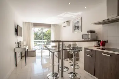 Cuisine ou kitchenette dans l'établissement Croisette: 2BDR Apartment