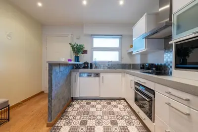 Cuisine ou kitchenette dans l'établissement 2-Bedroom Apartment with Terrace and Side Sea View