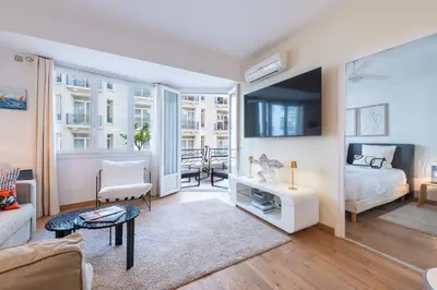Un ou plusieurs lits dans un hébergement de l'établissement 2-Bedroom Apartment with Terrace and Side Sea View