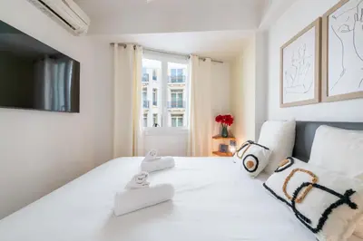 Un ou plusieurs lits dans un hébergement de l'établissement 2-Bedroom Apartment with Terrace and Side Sea View