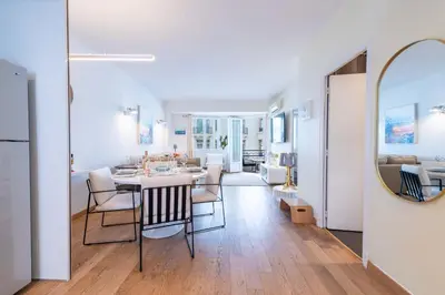Coin salon dans l'établissement 2-Bedroom Apartment with Terrace and Side Sea View