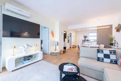 Coin salon dans l'établissement 2-Bedroom Apartment with Terrace and Side Sea View
