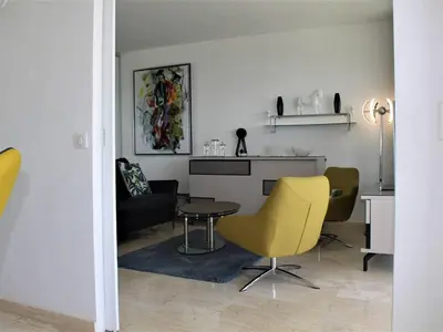 Coin salon dans l'établissement Superbe 3 Pièces avec Terrasse, Clim et Vue Mer à Villeneuve-Loubet - FR-1-252A-92