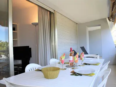 Boissons dans l'établissement Moderne T3, 2 chambres, climatisé, parking, plage à pied - FR-1-252A-93