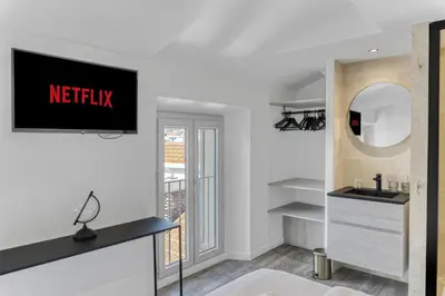 Télévision ou salle de divertissement dans l'établissement Magnifique 3 pièces centre de Cannes proche palais 