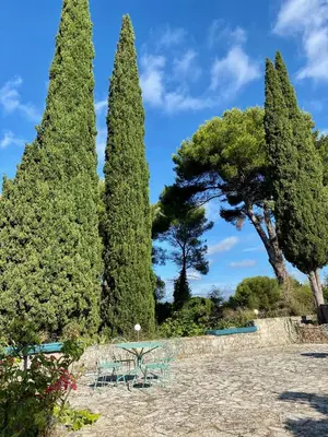 Jardin de l'établissement Domaine des Encourdoules villa luxueuse et raffinée sur un hectare face à la mer