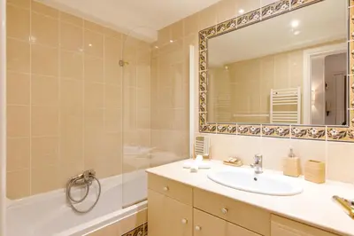 Salle de bains dans l'établissement Super Californie YourHostHelper