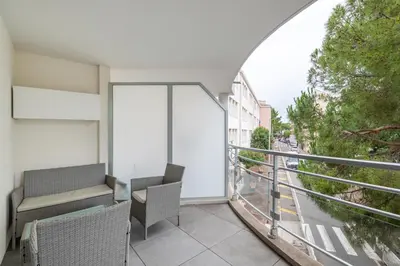 Balcon ou terrasse dans l'établissement Le Printemps, centre Juan Les Pins , 100m des plages, 70m de la gare de Juan Les Pins