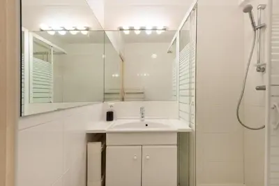 Salle de bains dans l'établissement Écrin de douceur à 300m de la Croisette Calme