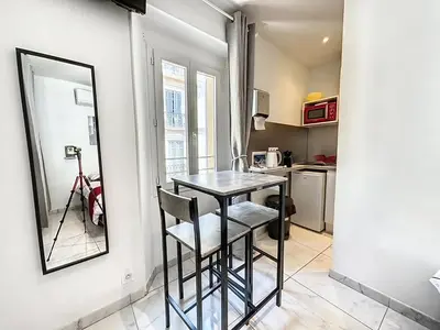 Cuisine ou kitchenette dans l'établissement Sweet Home Marceau - 6 studios hyper centre proche de la mer et du palais
