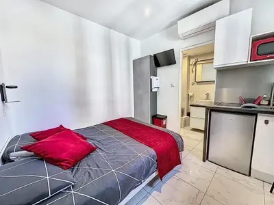 Cuisine ou kitchenette dans l'établissement Sweet Home Marceau - 6 studios hyper centre proche de la mer et du palais