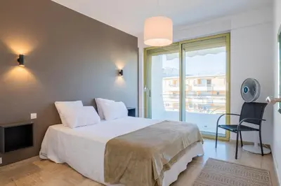 Un ou plusieurs lits dans un hébergement de l'établissement PANORAMIC SEA VIEW - 2-Br Apartment Mouré Rouge