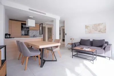 Cuisine ou kitchenette dans l'établissement Amazing Apartment With Private Terrace & Full Air Conditioning - Walk To The Beach, La Croisette! - Latour Maubourg 18 by Halldis