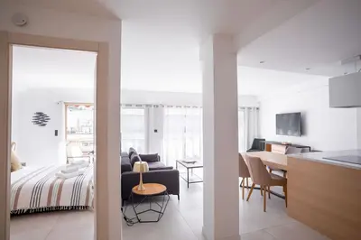 Télévision ou salle de divertissement dans l'établissement Amazing Apartment With Private Terrace & Full Air Conditioning - Walk To The Beach, La Croisette! - Latour Maubourg 18 by Halldis