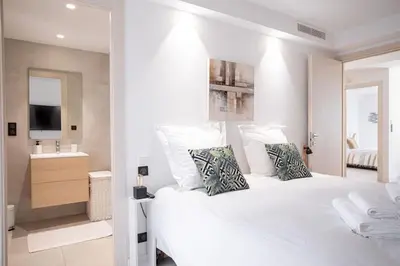 Un ou plusieurs lits dans un hébergement de l'établissement Amazing Apartment With Private Terrace & Full Air Conditioning - Walk To The Beach, La Croisette! - Latour Maubourg 18 by Halldis