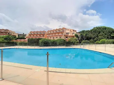 Piscine de l'établissement 2 Pièces Climatisé-WIFI / 4 voyageurs / Boxe Privé / 2 piscines / 2 tennis / Pétanque / PingPong ou située à proximité