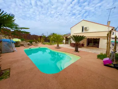 Piscine de l'établissement Villa Natval ou située à proximité