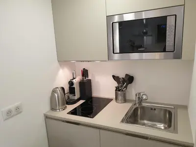 Cuisine ou kitchenette dans l'établissement STUDIO NEUF ET CHARMANT VIEIL ANTIBES
