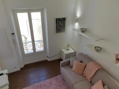 Coin salon dans l'établissement STUDIO NEUF ET CHARMANT VIEIL ANTIBES