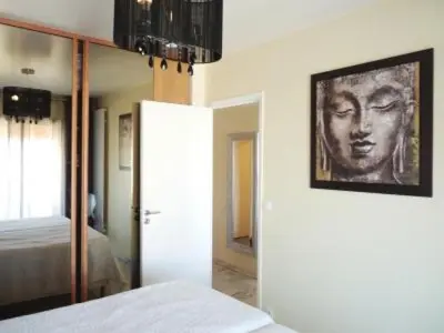 Un ou plusieurs lits dans un hébergement de l'établissement Stylish one bedroom apartment in Central Cannes just off the Croisette and near beaches - 680
