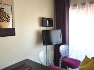 Télévision ou salle de divertissement dans l'établissement Stylish one bedroom apartment in Central Cannes just off the Croisette and near beaches - 680