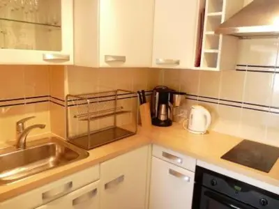 Cuisine ou kitchenette dans l'établissement Stylish one bedroom apartment in Central Cannes just off the Croisette and near beaches - 680