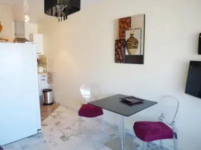 Cuisine ou kitchenette dans l'établissement Stylish one bedroom apartment in Central Cannes just off the Croisette and near beaches - 680