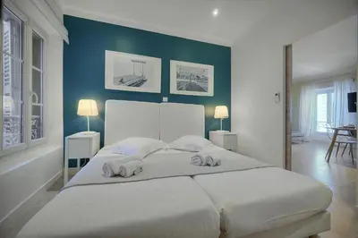 Un ou plusieurs lits dans un hébergement de l'établissement IMMOGROOM- Apartment 70m2 - Renovated - Wifi - AC - Close to everything