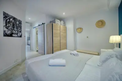 Un ou plusieurs lits dans un hébergement de l'établissement IMMOGROOM- Apartment 70m2 - Renovated - Wifi - AC - Close to everything