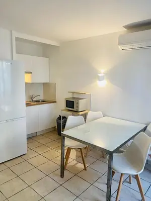 Cuisine ou kitchenette dans l'établissement Résidence Graziella Studio 301