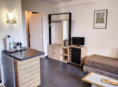 Cuisine ou kitchenette dans l'établissement Résidence Graziella Studio 121