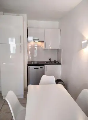 Cuisine ou kitchenette dans l'établissement Résidence Graziella Studio 201