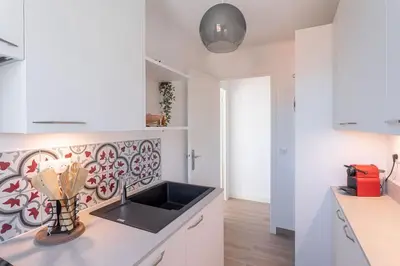 Cuisine ou kitchenette dans l'établissement Apartment With Panoramic Sea View, Walk To The Beach - Maréchal Juin by Halldis