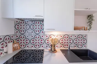 Cuisine ou kitchenette dans l'établissement Apartment With Panoramic Sea View, Walk To The Beach - Maréchal Juin by Halldis