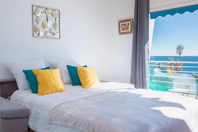Un ou plusieurs lits dans un hébergement de l'établissement Apartment With Panoramic Sea View, Walk To The Beach - Maréchal Juin by Halldis