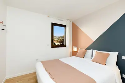 Un ou plusieurs lits dans un hébergement de l'établissement Citybeach SOHA- Rue d'Antibes - 2 BdR 2 BthR 1 toil - Clim Terrace Parking Elevator