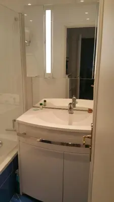 Salle de bains dans l'établissement Moderne Appartement Cannes Californie