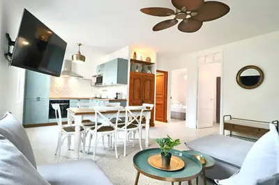 Télévision ou salle de divertissement dans l'établissement Bright Apartment Renovated in Center of Old Antibes
