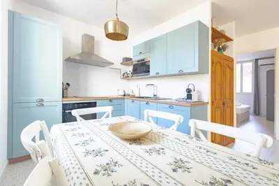Cuisine ou kitchenette dans l'établissement Bright Apartment Renovated in Center of Old Antibes