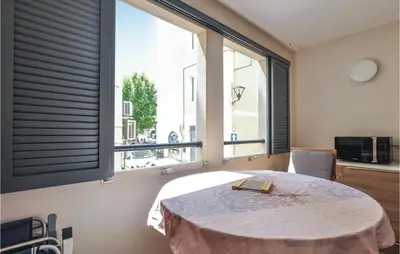 Télévision ou salle de divertissement dans l'établissement Awesome Apartment In Vallauris