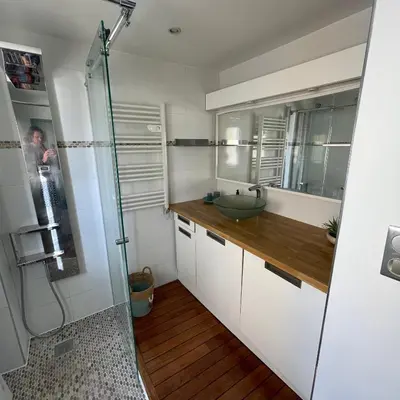 Salle de bains dans l'établissement Le Petit Pinson Meerblick Port Golfe-Juan