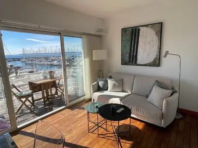 Coin salon dans l'établissement Le Petit Pinson Meerblick Port Golfe-Juan