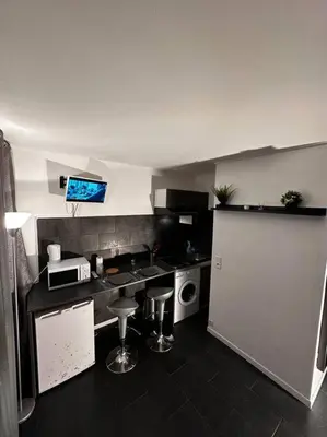Cuisine ou kitchenette dans l'établissement Superbe studio avec piscine ext