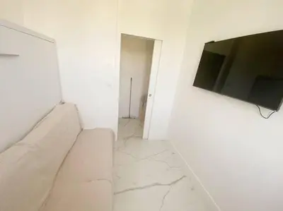 Télévision ou salle de divertissement dans l'établissement Appartement 2P Idéalement Placé Juan les Pins