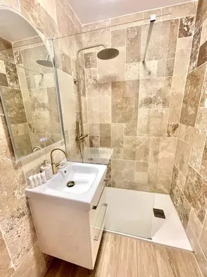 Salle de bains dans l'établissement Chez Joan, Apt de Standing, 4 Prs, à 300m des plages