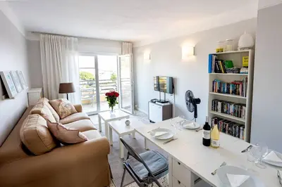 Coin salon dans l'établissement Two bedroom in Antibes