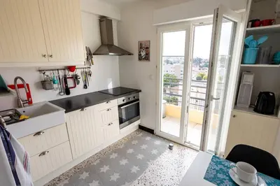 Cuisine ou kitchenette dans l'établissement Two bedroom in Antibes