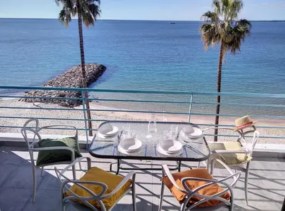 Vue générale sur la mer ou vue sur la mer prise depuis l'appartement